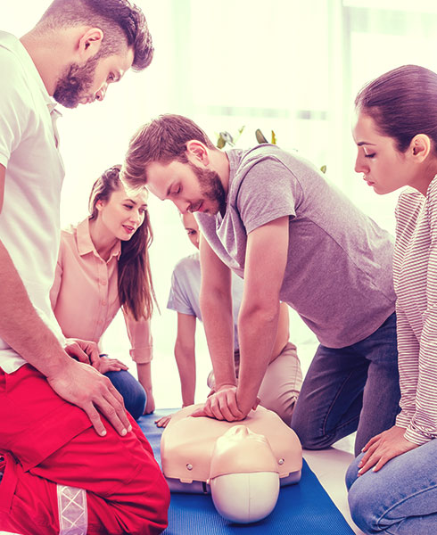 Primeros auxilios y emergencias en el entorno laboral.